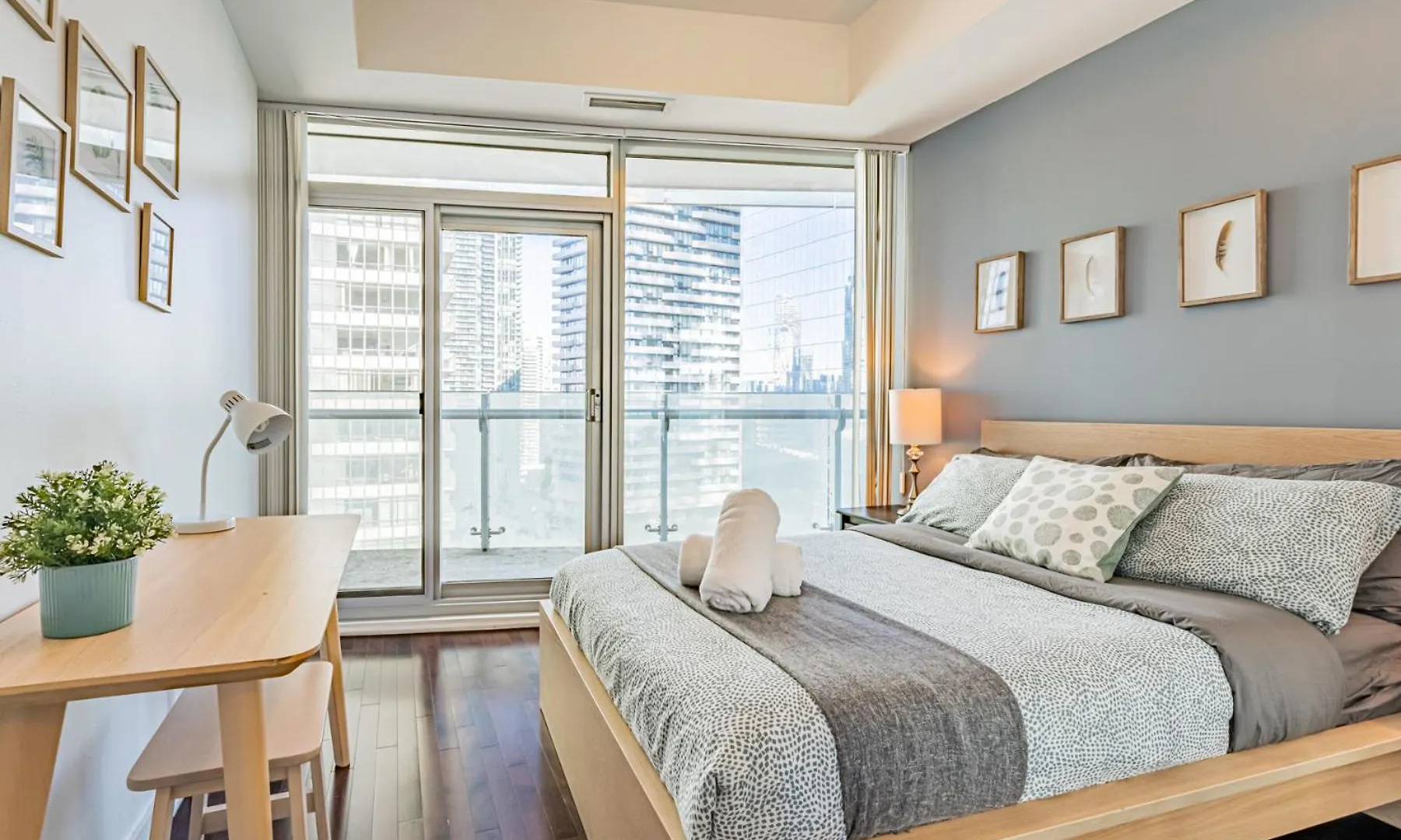 York Suites Toronto 0*,  Canadá